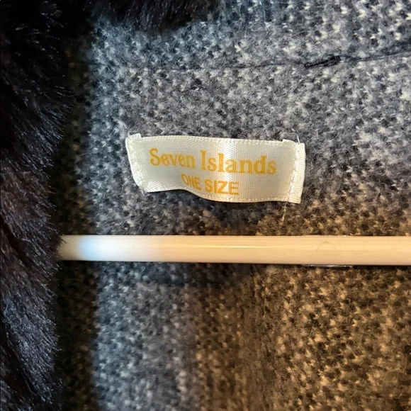 Seven Islands Plaid Cape with Faux Fur Trim - Picture 3 of 3